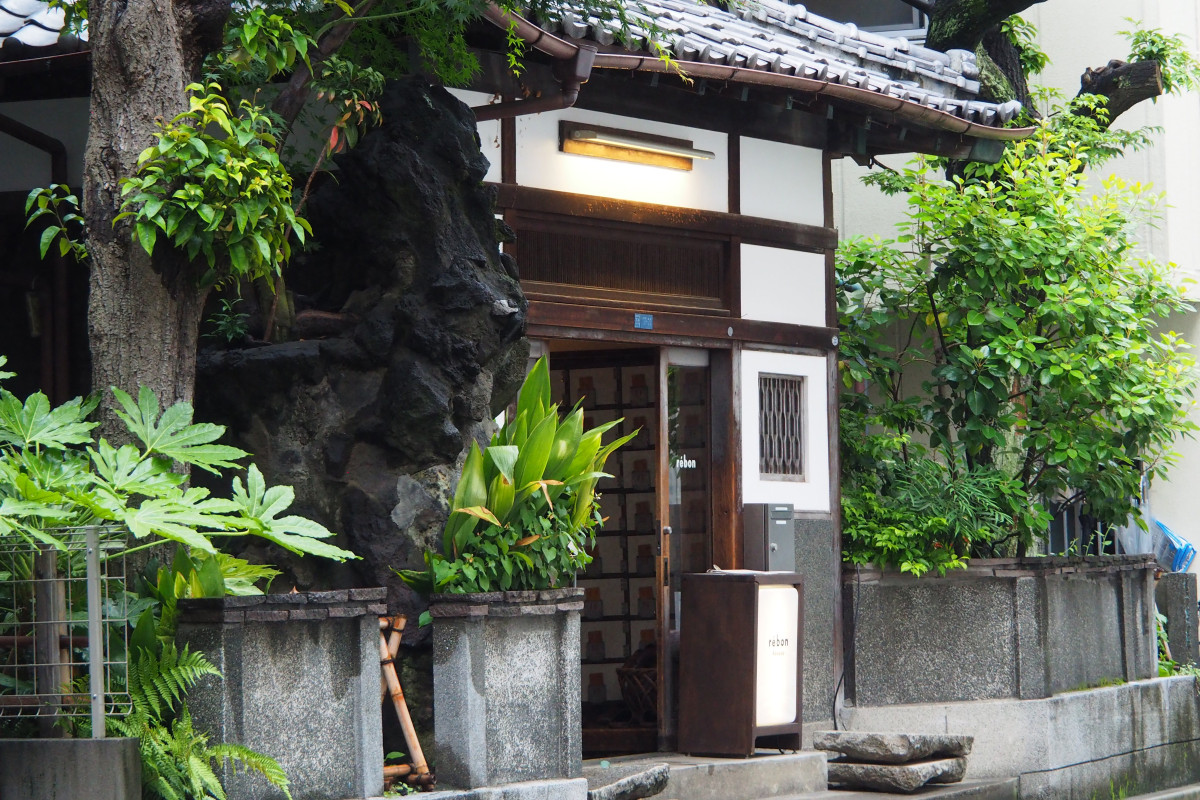 昭和通りから1本入った、静かな住宅地のなか。